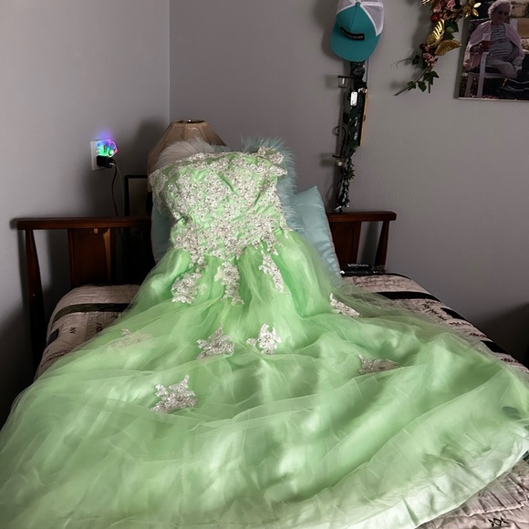 Dresses & Skirts - Elegant Green Kids Dress